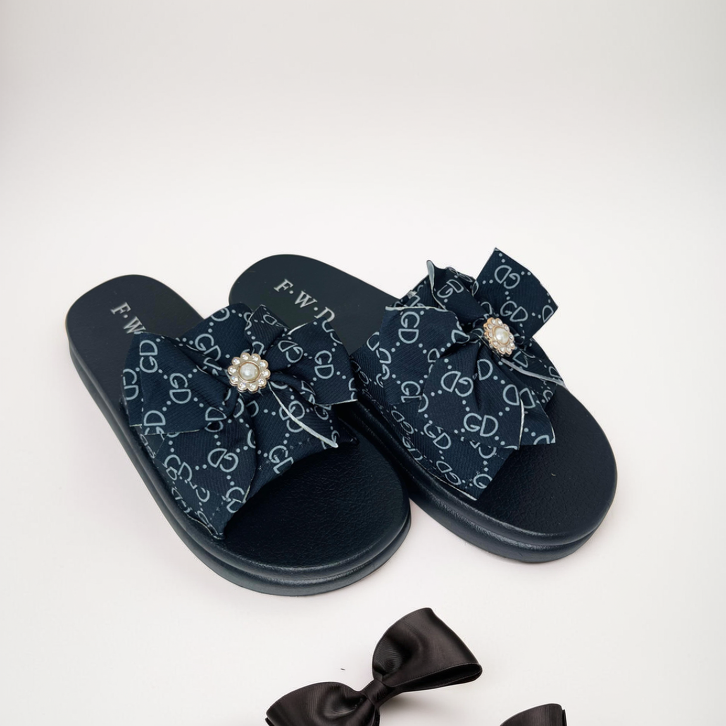 Perlisa Bow Slipper